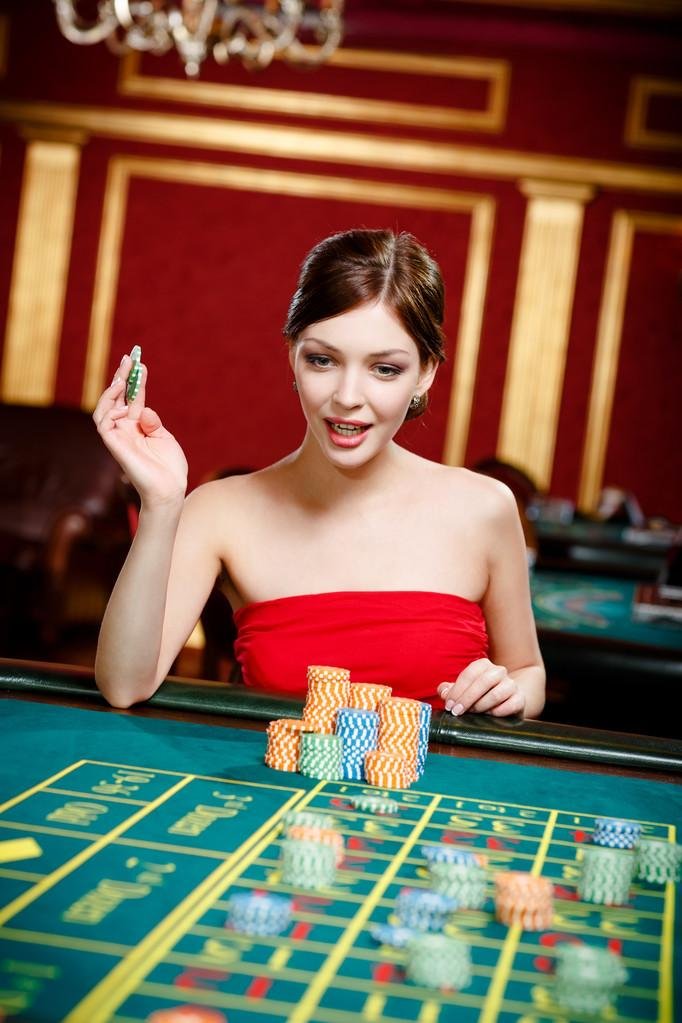 Bàn live casino trực tiếp với dealer người thật tại 88vn
